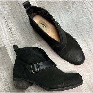 𝅺UGG Wright Belted Boots Booties Low Heel Black Suede Shearling Footbed Size 7